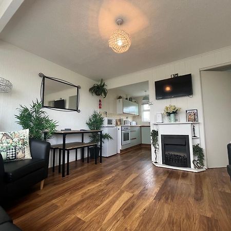 The Green One: Pet-Friendly Chalet with Wi-Fi at Sunbeach Scratby Exterior photo