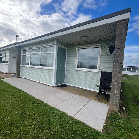 The Green One: Pet-Friendly Chalet with Wi-Fi at Sunbeach Scratby Exterior photo