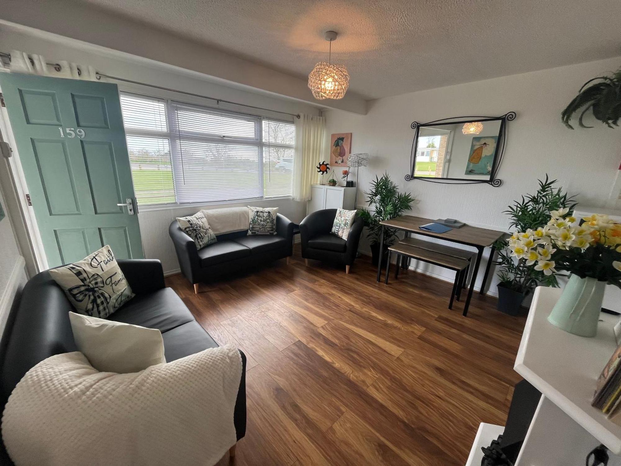 The Green One: Pet-Friendly Chalet with Wi-Fi at Sunbeach Scratby Exterior photo