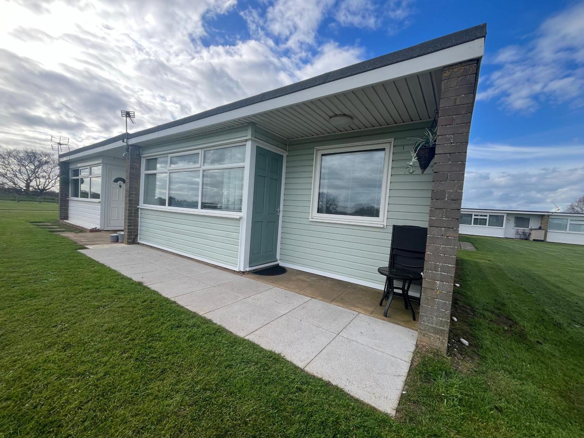 The Green One: Pet-Friendly Chalet with Wi-Fi at Sunbeach Scratby Exterior photo