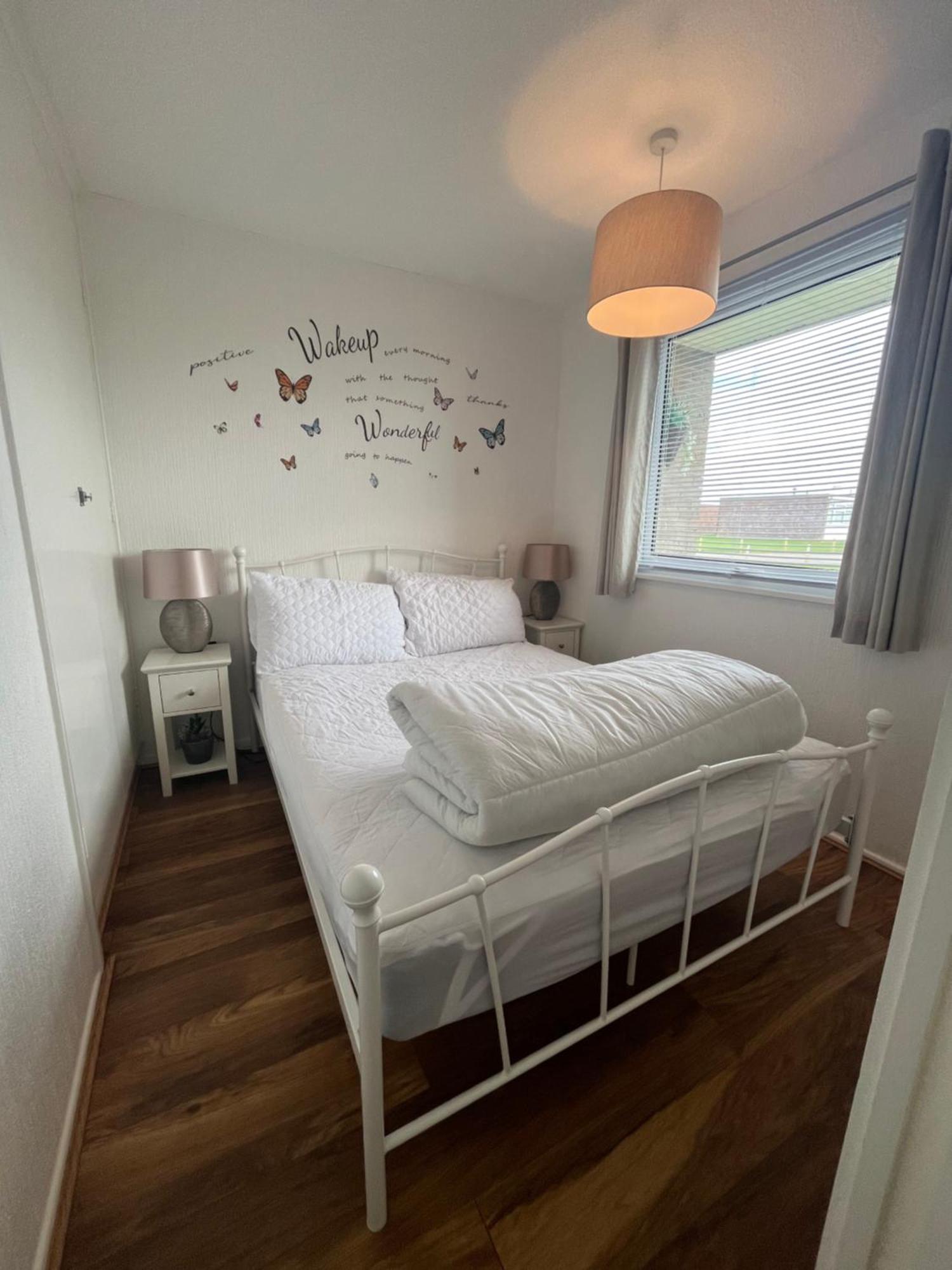 The Green One: Pet-Friendly Chalet with Wi-Fi at Sunbeach Scratby Exterior photo